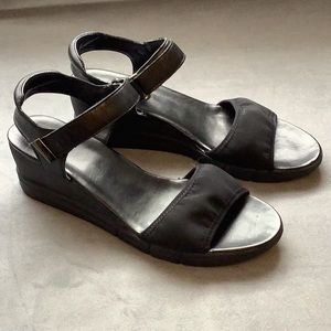 Naturalizer Sandals wedge heel Size 8